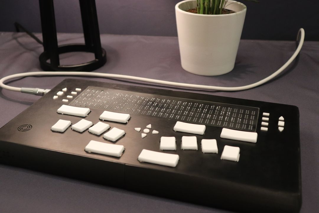 Codex multi-line refreshable Braille display